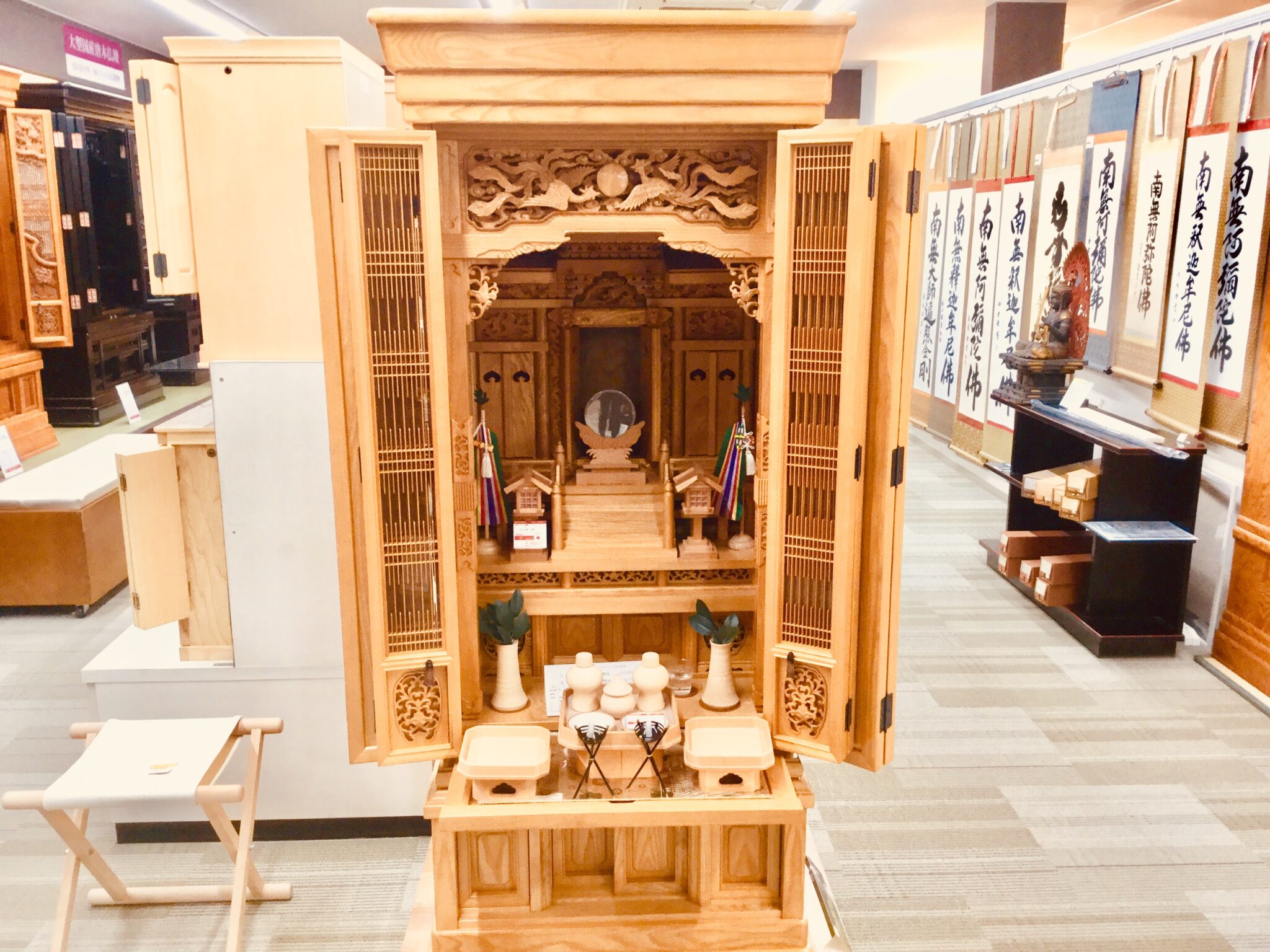 神式のお葬式（神葬祭）の方がお祀りする神徒壇（祖霊舎）についてご紹介します。 ぶつだんやさん